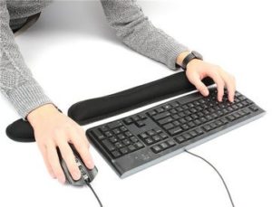O apoio para punhos é essencial para prevenir a Lesão por Esforço Repetitivo (LER) e outras doenças que podem acometer quem passa horas digitando.