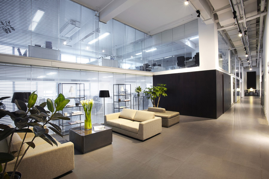 O uso de luz natural e iluminação de LED são medidas fáceis de agregar em um projeto de arquitetura corporativa e ainda ajudam a economizar. A presença de plantas deixa o ambiente vibrante e melhora a qualidade do ar.