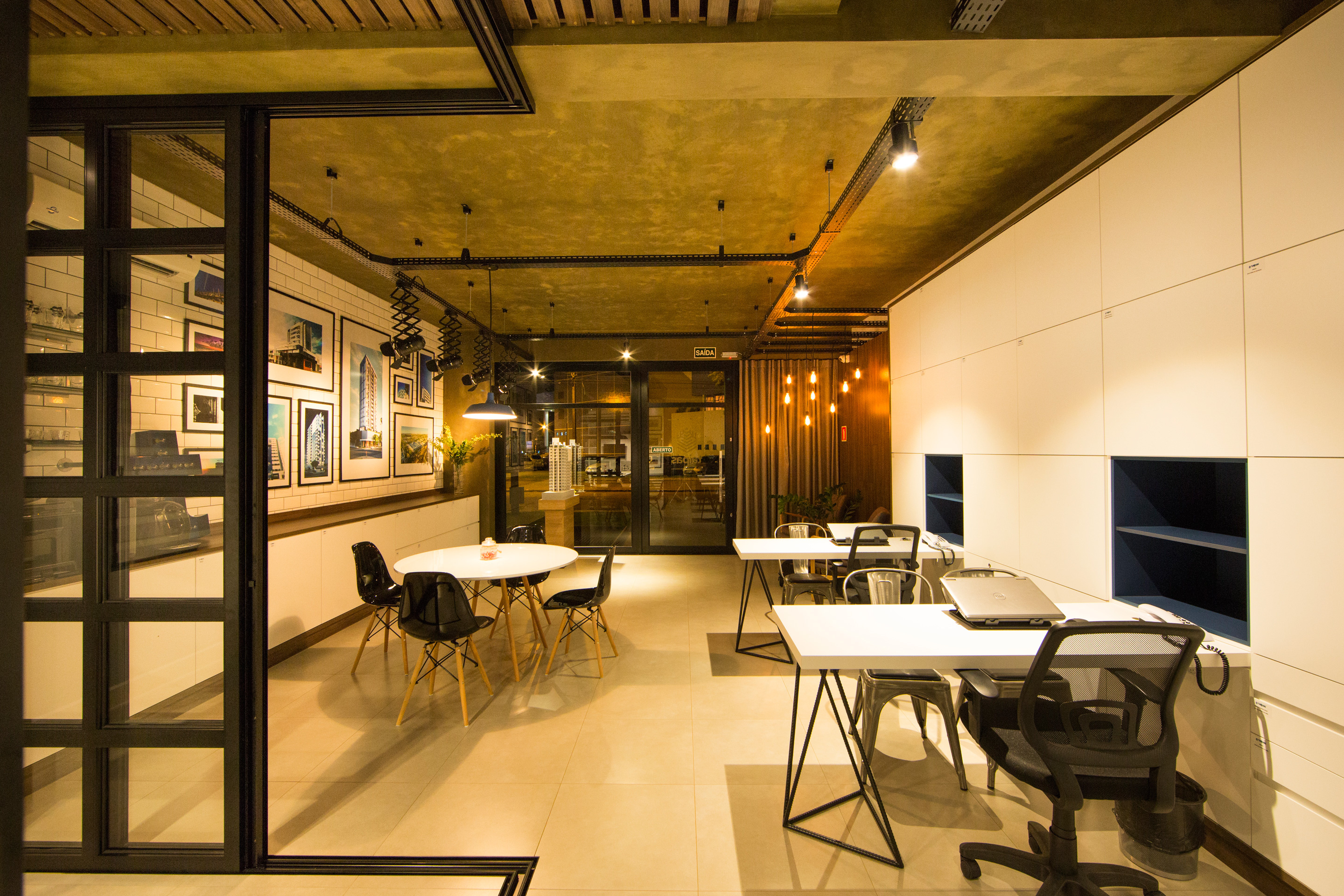 Escritório com decoração industrial