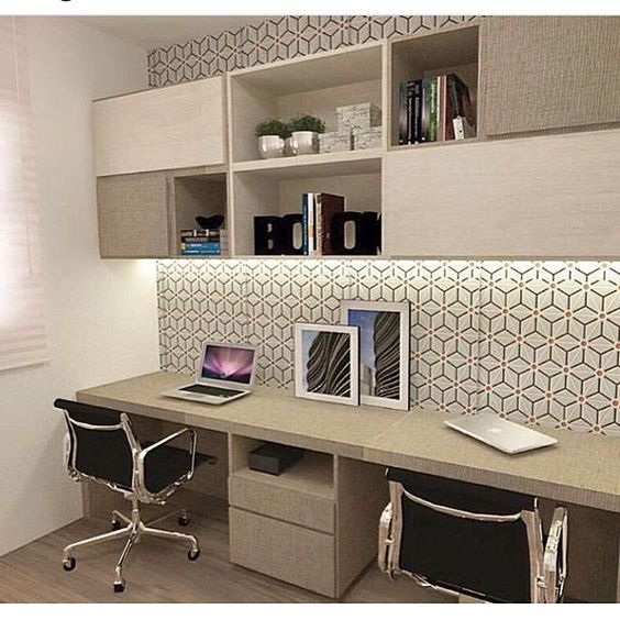 O papel de parede pode ser um artificio incrível para mudar o ambiente do home office sem muito esforço.