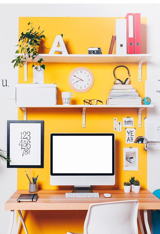 Optar por uma cor quente na parede vai deixar o ambiente de home office vibrante e inspirador.