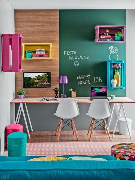 Incluir cores nos elementos decorativos faz o contraste perfeito com paredes e móveis mais sóbrios.