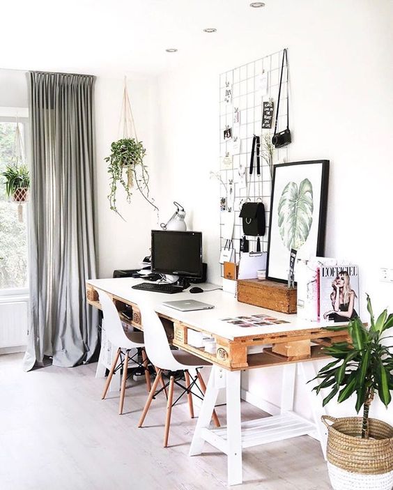 Os móveis de pallet vão dar um toque rústico a seu home office, com a vantagem de serem sustentáveis e mais baratos.