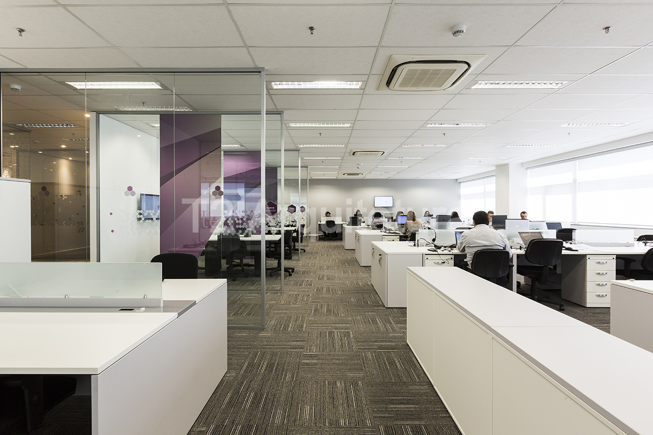 A integração dos espaços está presente em grande parte dos projetos de arquitetura corporativa por conta dos inúmeros benefícios desse tipo de organização de trabalho.