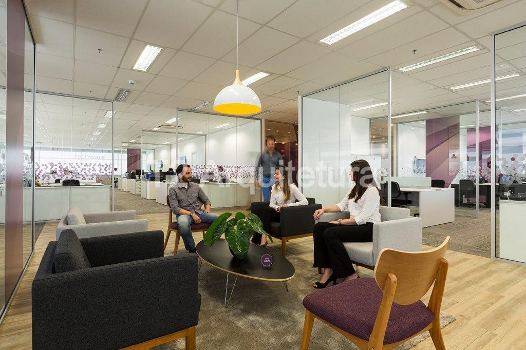 Um espaço de conveniência para o relaxamento nos intervalos de trabalho favorece a integração e o bem-estar dos colaboradores.