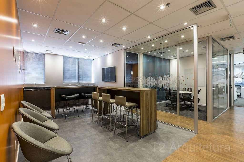 A integração de espaços moderniza os ambientes de trabalho, facilitando o envolvimento e comunicação entre os colaboradores e equipes de trabalho.