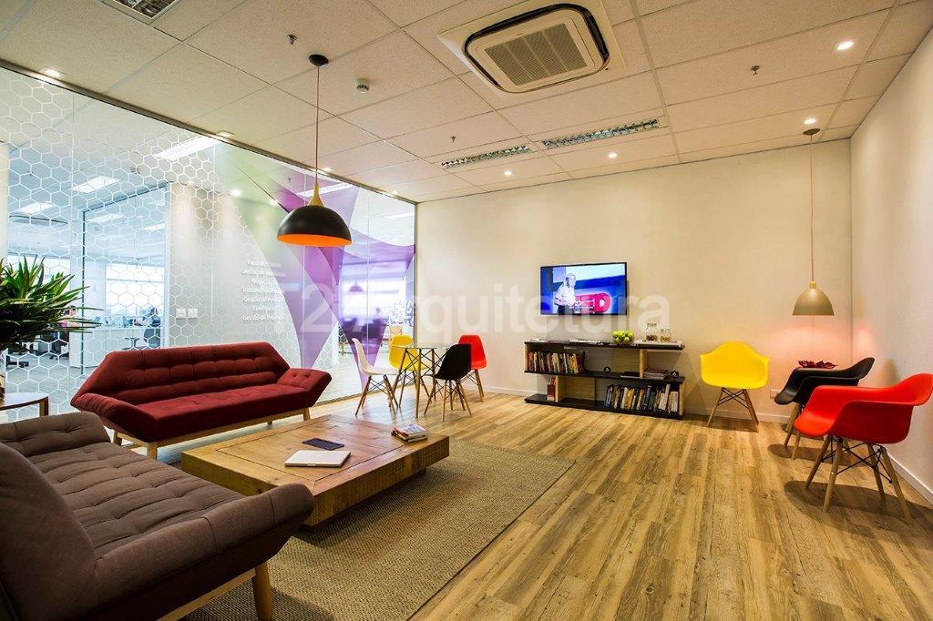 Ter um espaço descontraído de convivência e relaxamento para os colaboradores demonstra a preocupação com o bem-estar das equipes de trabalho.