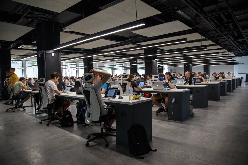 Espaços abertos facilitam a interação entre os colaboradores e o trabalho em equipe.