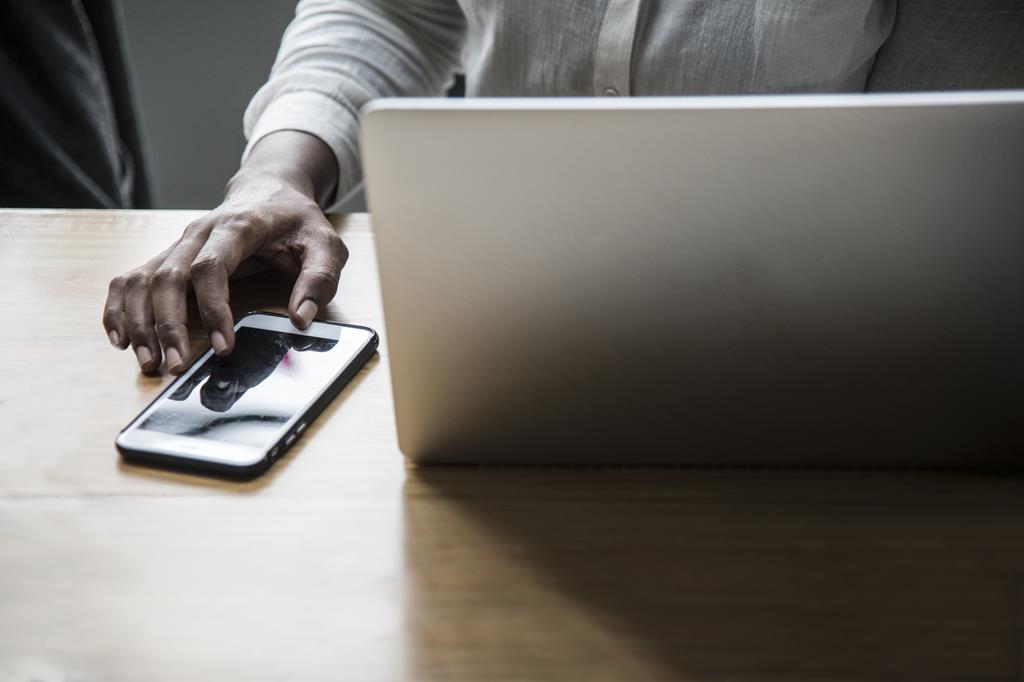 alguns funcionários acabam perdendo tempo e comprometendo a produtividade da equipe pelo uso indevido do celular dentro do escritório