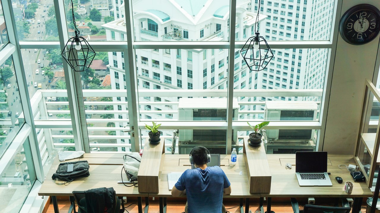 Frequentemente, os ambientes de coworking funcionam somente no horário comercial e frequentemente as startups anseiam por horários alternativos e flexíveis.