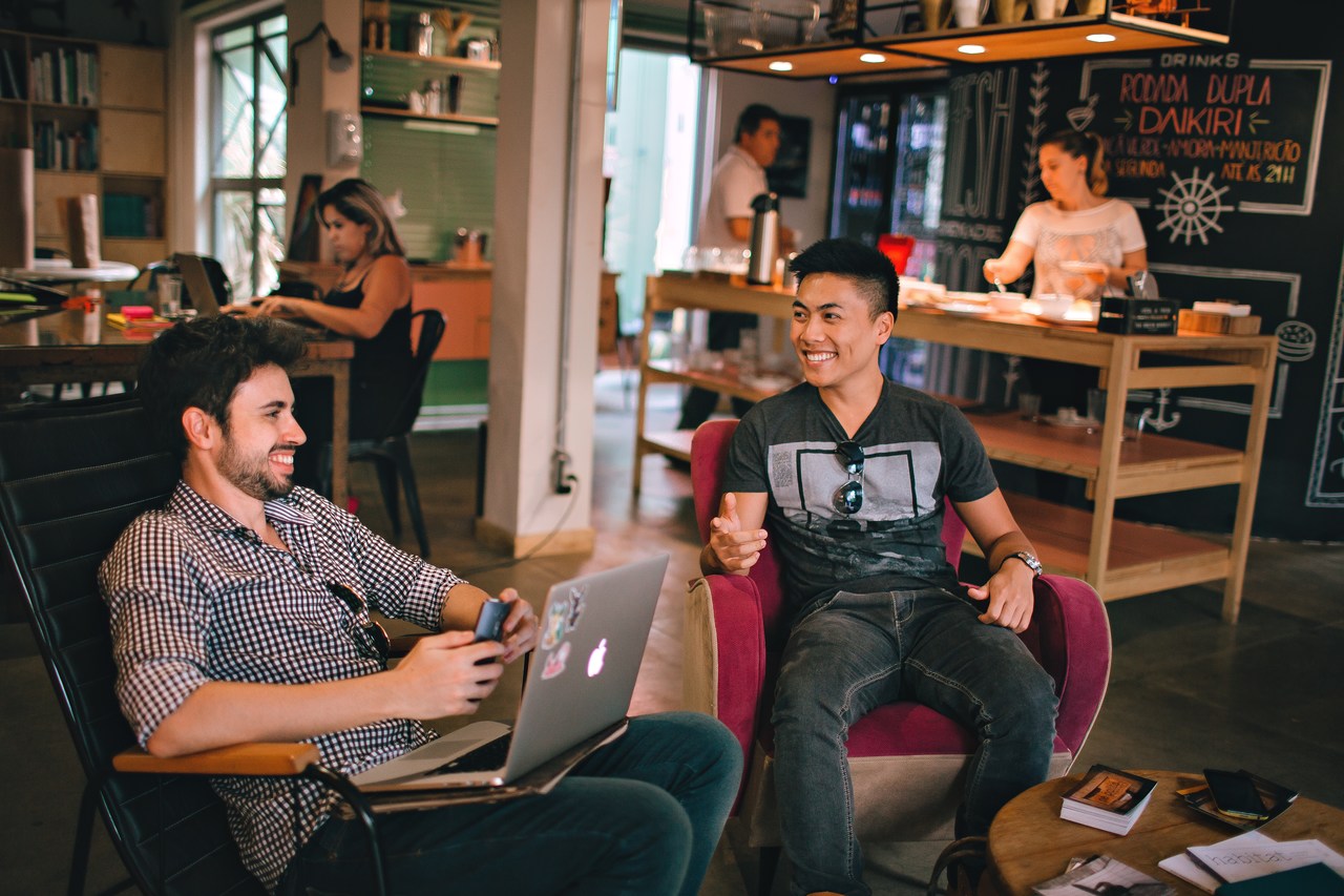 Por ser um local de atividade e movimento intenso, os coworkings possuem muitas distrações, o que pode ser prejudicial para atividades que exijam maior teor de concentração.