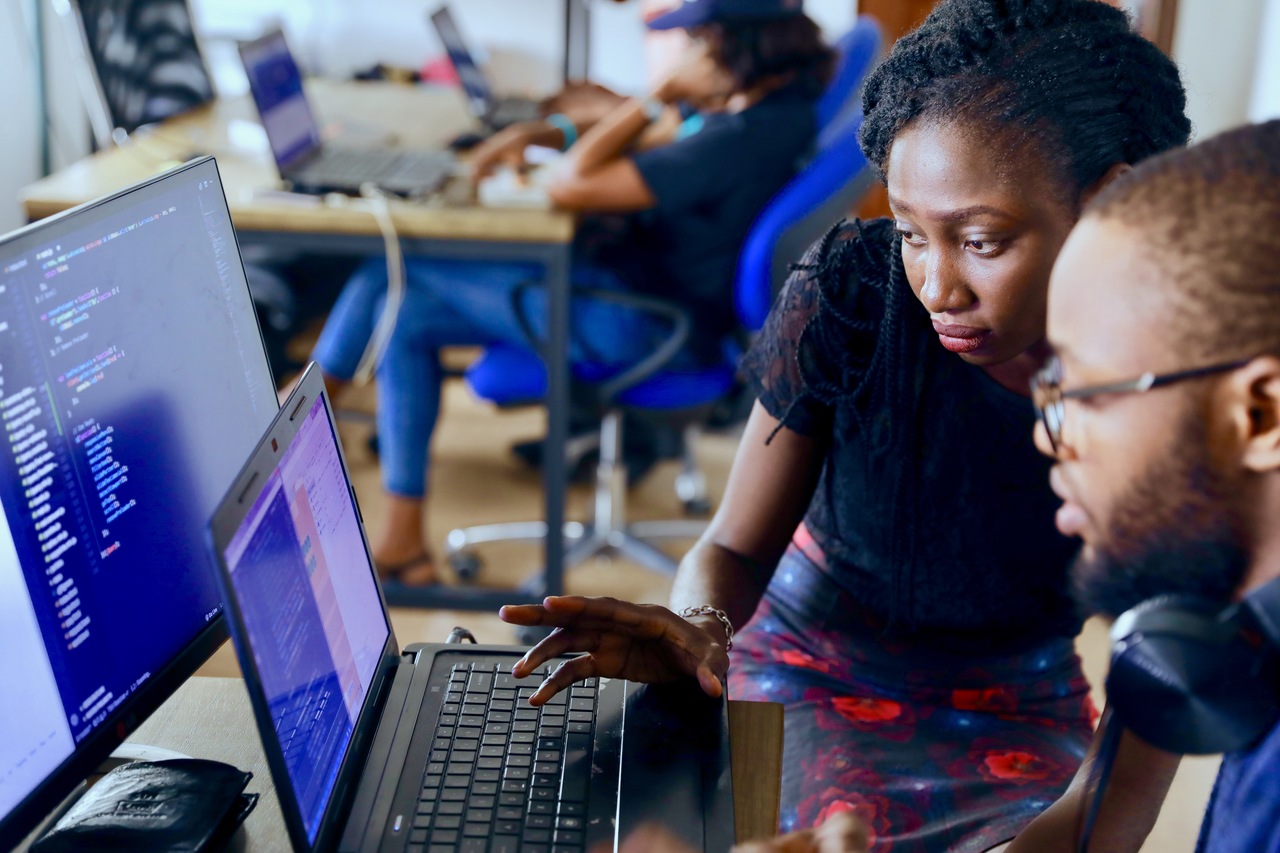 Os espaços compartilhados de trabalho precisam de internet de alta velocidade e conexão estável. Muitas vezes os trabalhadores enfrentam problemas nesse sentido quando a empresa opta por um coworking.