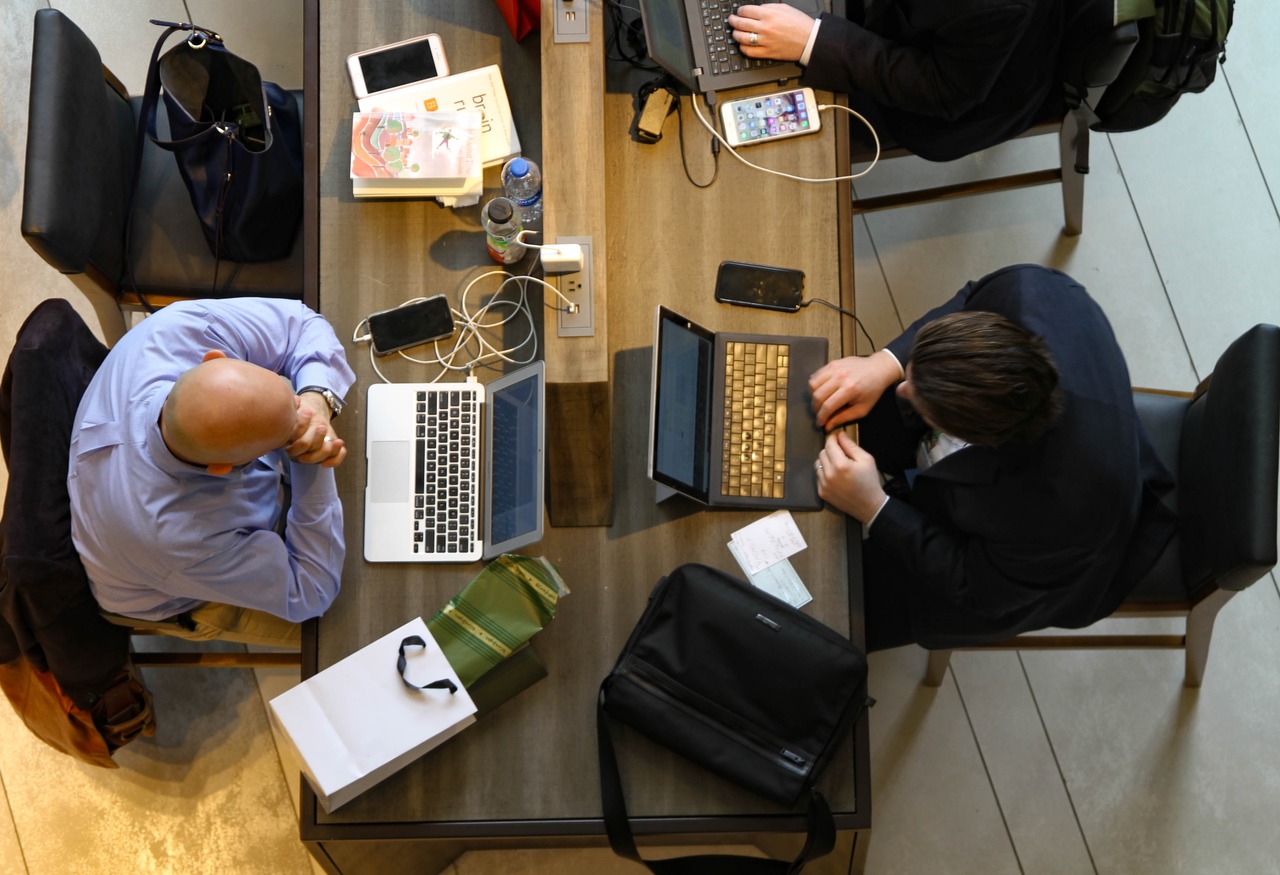 Os trabalhadores de coworking muitas vezes sentem falta de espaço para guardar seus equipamentos e arquivos de trabalho.